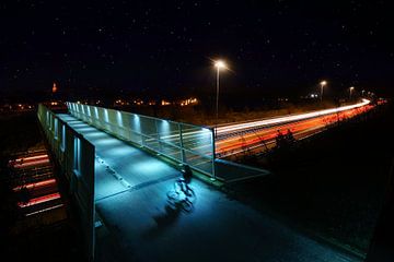 Fietser op een brug over de snelweg - nachtfotografie met lange belichtingstijd van Chihong