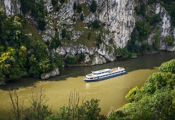 Schip vaart door de Donaukloof bij Kelheim van ManfredFotos