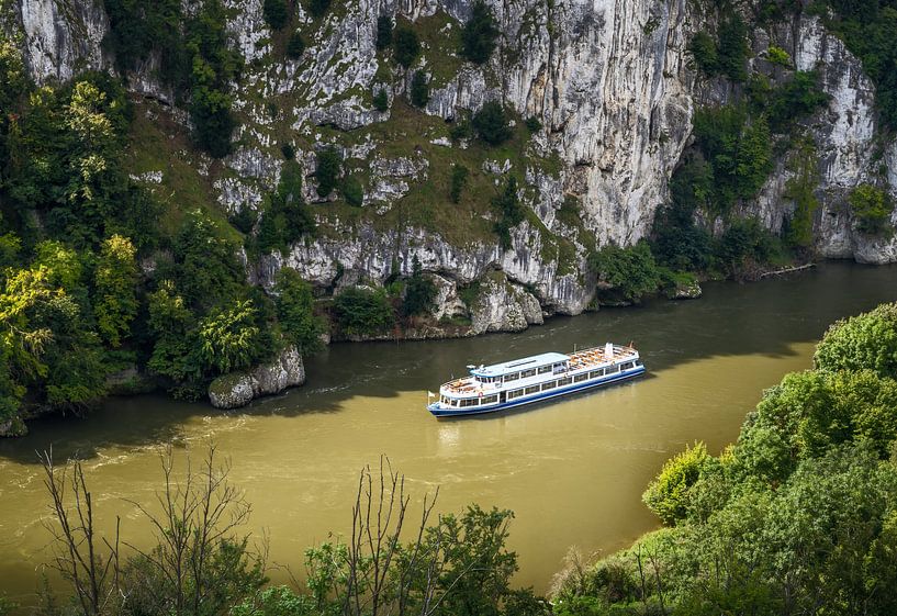 Un bateau traverse la percée du Danube près de Kelheim par ManfredFotos