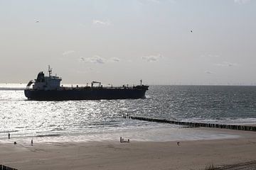 strand schip tanker boot zee westkapelle duinen