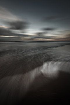 Motion @ the shore No. 6 by Linda Raaphorst