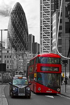 Bus et taxi londoniens en noir et blanc