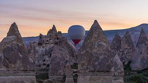 Montgolfière pendant le lever du soleil en Cappadoce, Turquie