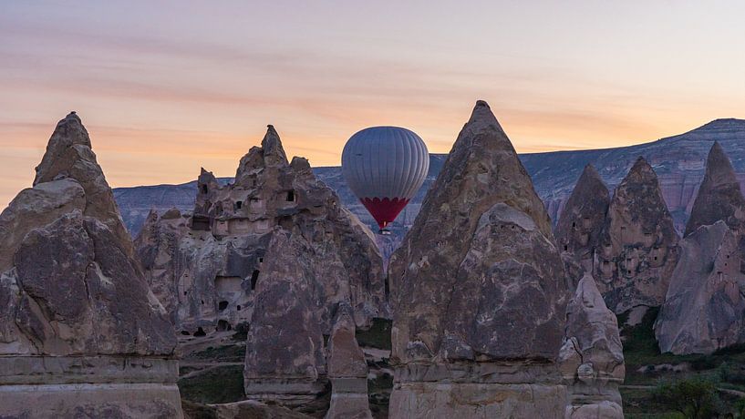 Heißluftballon bei Sonnenaufgang in Kappadokien, Türkei von Jessica Lokker