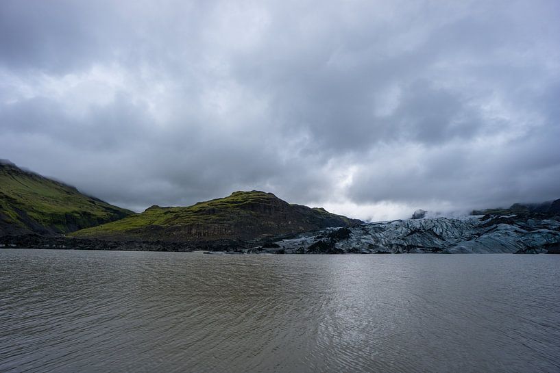Islande - Glace entre les montagnes du lagon du glacier de Fjallsarlon vue de l'eau par adventure-photos
