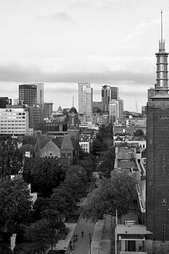 Een straat in Rotterdam in zwart-wit van Gerard de Zwaan