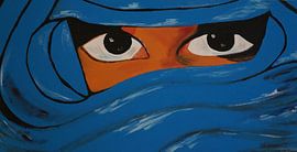 verschleierte Frau in hellblau