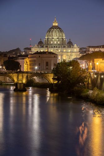 Rome - Uitzicht over de Tiber naar de Sint-Pietersbasiliek