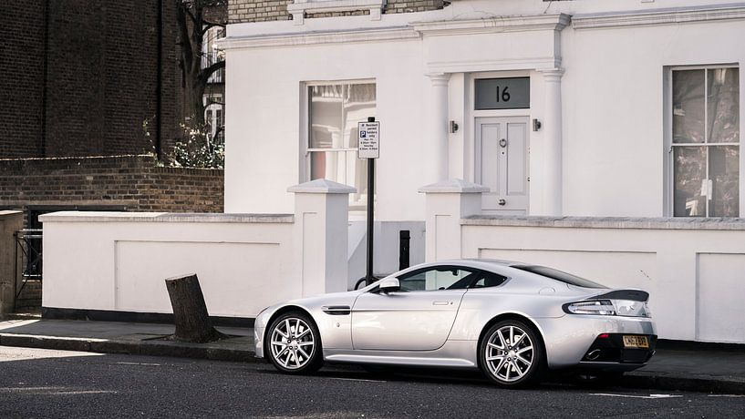 Zilvere Aston Martin V8 Vantage in Londen van Ansho Bijlmakers