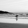 Surfeur en France | Côte atlantique Bretagne | Tirage photo noir et blanc photographie de voyage en mer sur HelloHappylife