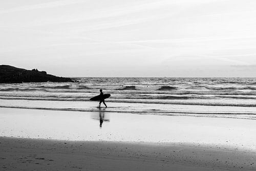 Surfeur en France | Côte atlantique Bretagne | Tirage photo noir et blanc photographie de voyage en mer