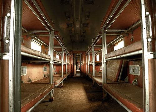 Abandoned sleeping train sur Nathalie Snoeijen-van Eck