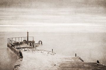 Verlassene Seebrücke am Meer von Elles Rijsdijk