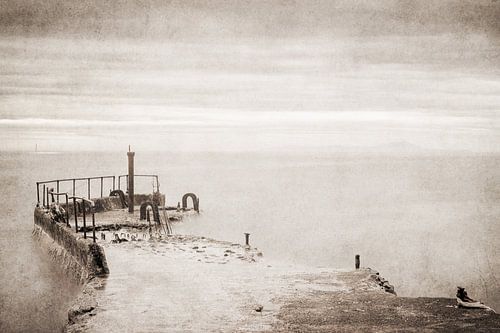 Verlassene Seebrücke am Meer