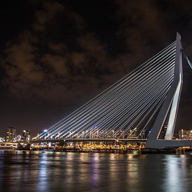 Stadt Rotterdam: Erasmusburg bei Licht von Johan Veenstra