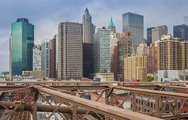 Blick auf die Wolkenkratzer von der Brooklyn Bridge in New York City von Marc Venema
