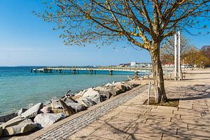 Blick auf die Promenade und Seebrücke der Stadt Sassnitz auf de