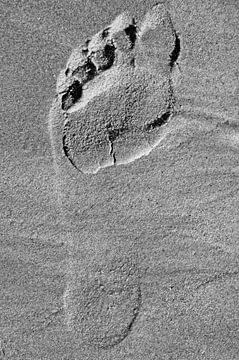 Afdruk op blote voeten in het zand van Werner Lehmann