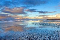 Wolken  boven Waddenzee bij Westhoek tijdens laag water