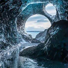 Eishöhle im Vatnajökull Glacier in Island von Gerry van Roosmalen