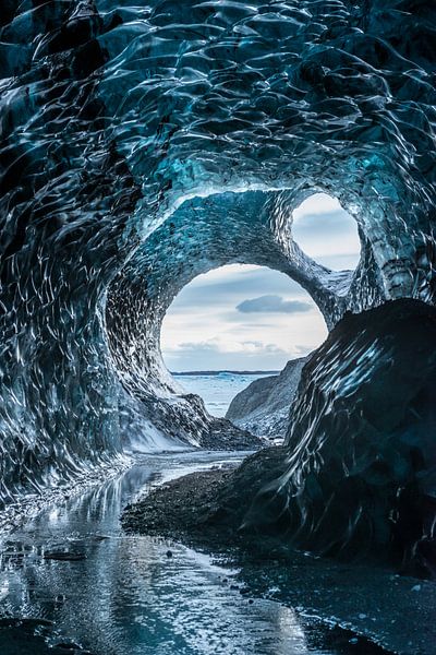 Eishöhle im Vatnajökull Glacier in Island von Gerry van Roosmalen