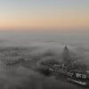 Le front urbain de Kampen dans le brouillard sur Evert Jan Kip