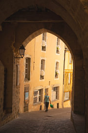 Der Passant (ein Fußgänger in einem hübschen normannischen Städtchen, gesehen durch ein Tor)