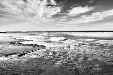 Strand und Nordsee bei Gezeitenbewegung