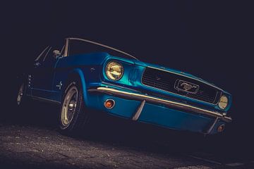 Ford Mustang blauw van marco de Jonge