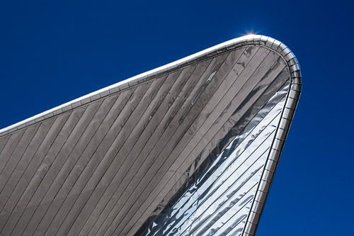 Die Bahnhofsüberdachung des Rotterdamer Hauptbahnhofs glänzt in der Sonne