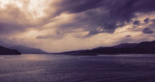 Panorama idylle bij kasteel Eilean Donan in Schotland. Highlander kasteel in de Hooglanden.