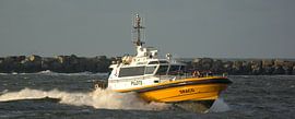 Pilot tender Draco rushed through the waves. by scheepskijkerhavenfotografie