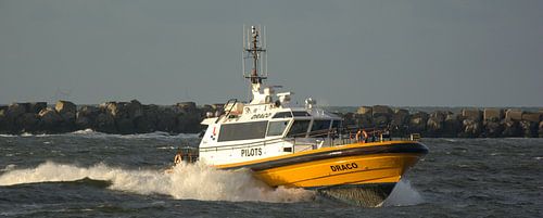 Loodstender Draco met spoed door de golven.