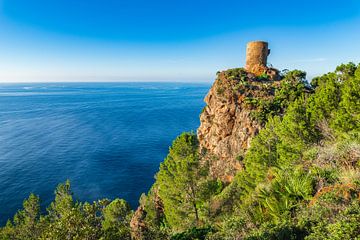 Historische uitkijktoren Torre del Verger aan de rotsachtige kust op Mallorca van Alex Winter