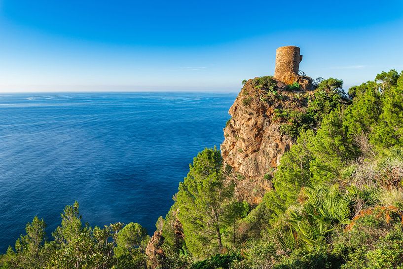 Historischer Wachturm Torre del Verger an der felsigen Küste auf Mallorca von Alex Winter