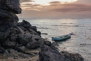 Bateau dans la mer au coucher du soleil