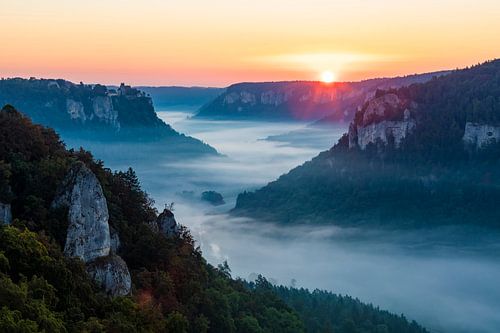 Zonsopgang in het natuurpark van de Boven-Donau