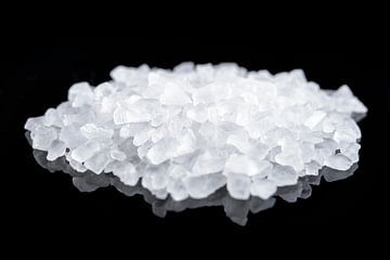 Salt crystals isolated on a black  von Sjoerd van der Wal Fotografie