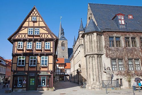Duitsland: Werelderfgoedstad Quedlinburg - Marktplein met stadhuis en marktkerk St. Benedikti