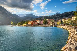 Die Uferpromenade von Torbole sul Garda und die Alpen bei Sonnenuntergang, Gardasee
