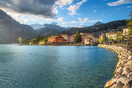 De oever van Torbole sul Garda en de Alpen bij zonsondergang, Gardameer