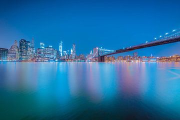 NYC: Brooklyn Bridge bei Nacht von Tom Roeleveld