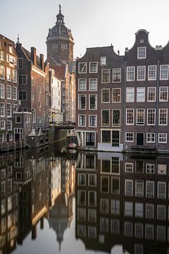 Amsterdam - maisons sur les canaux et église Saint-Nicolas sur Thea.Photo