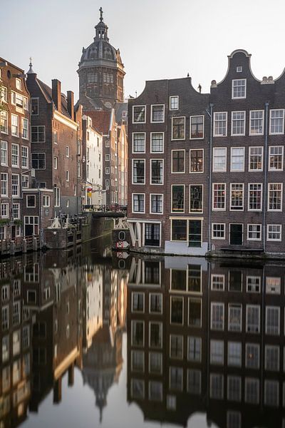 Amsterdam - grachtenpanden met St Nicolaaskerk van Thea.Photo