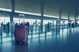 Reise Koffer steht auf einem Flughafen am Terminal Illustration von Animaflora PicsStock