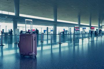 Reise Koffer steht auf einem Flughafen am Terminal Illustration