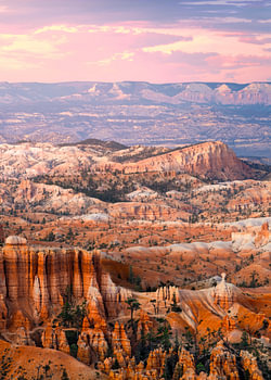 Bezaubernder Blick auf die legendären Hoodoos des Bryce Canyon bei Sonnenuntergang