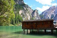 Steiger en houten gebouw Lago Di Braies Pragser Wildzee Dolomieten Italië van My Footprints thumbnail