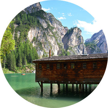 Steiger en houten gebouw Lago Di Braies Pragser Wildzee Dolomieten Italië van My Footprints