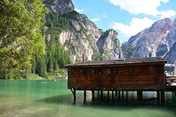 Steiger en houten gebouw Lago Di Braies Pragser Wildzee Dolomieten Italië van My Footprints